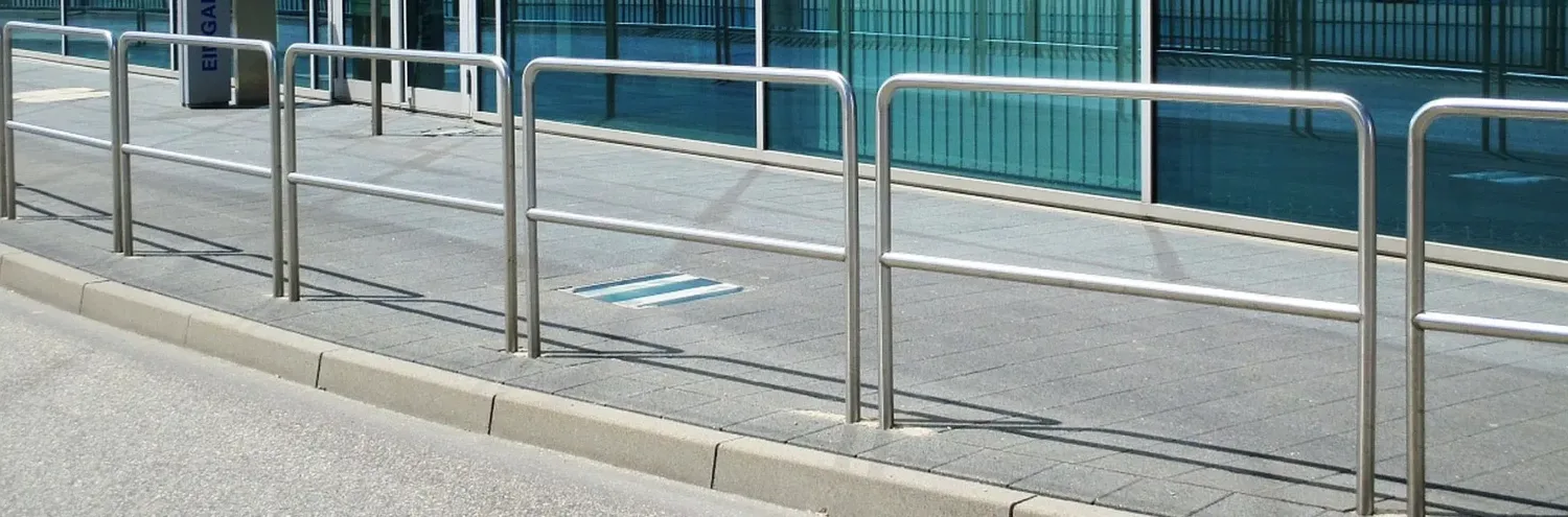 Edelstahlbügel zur Absperrung mit Holm zum Anschließen von Fahrrädern