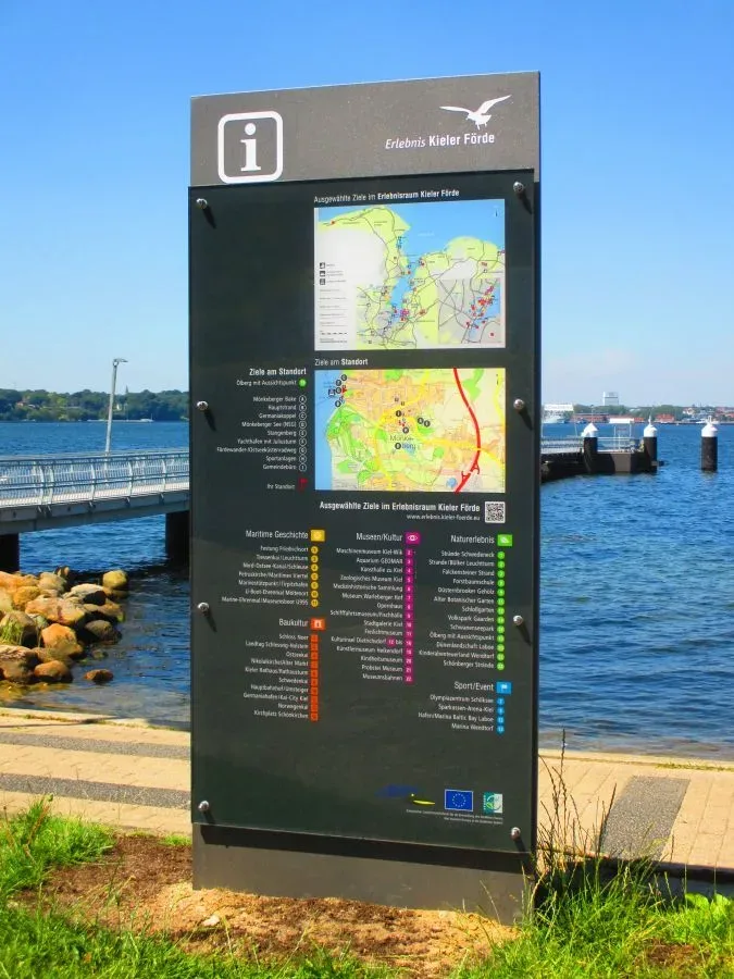 Capital InfoStele mit Acrylglasfläche