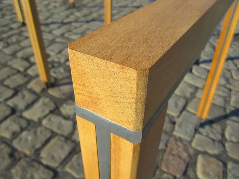 Ceres Stahl-Holz-Anlehnparker aus Vollholz mit Stahlkonstruktion