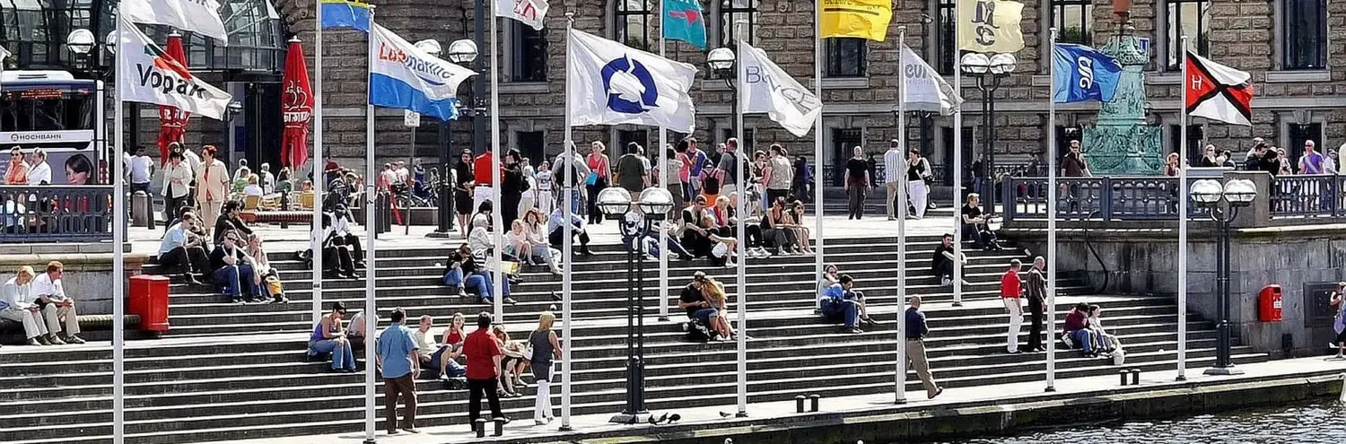 Fahnenmasten in großer Auswahl von UNION FreiraumMobiliar