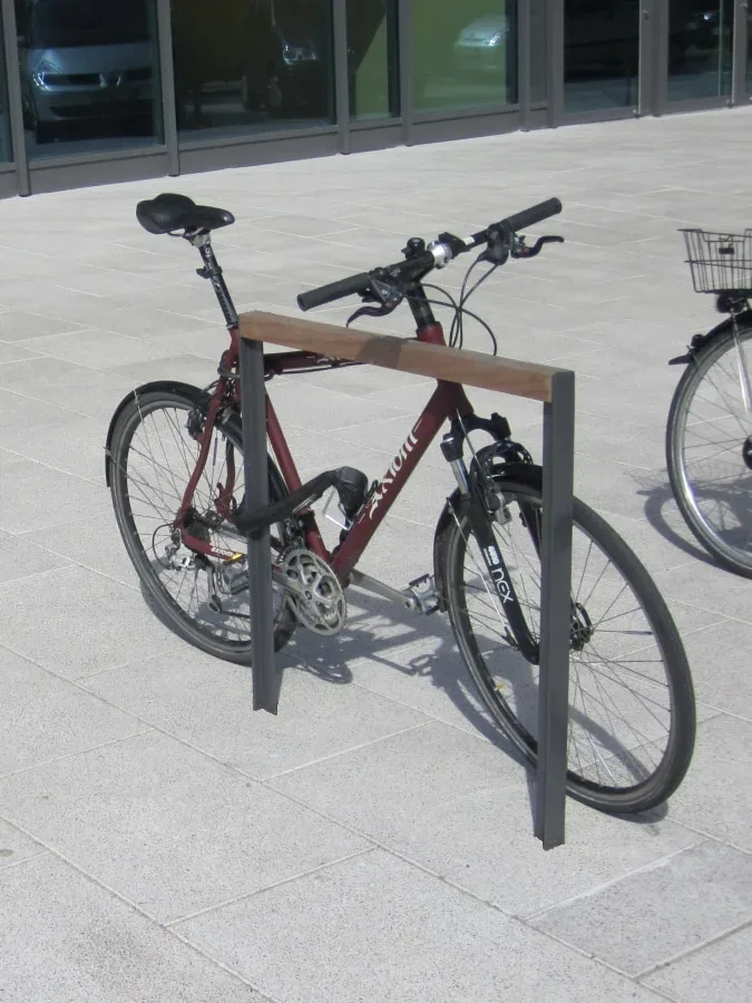 Hermes Stahl-Holz-Veloparker mit Anlehnfläche aus Holz