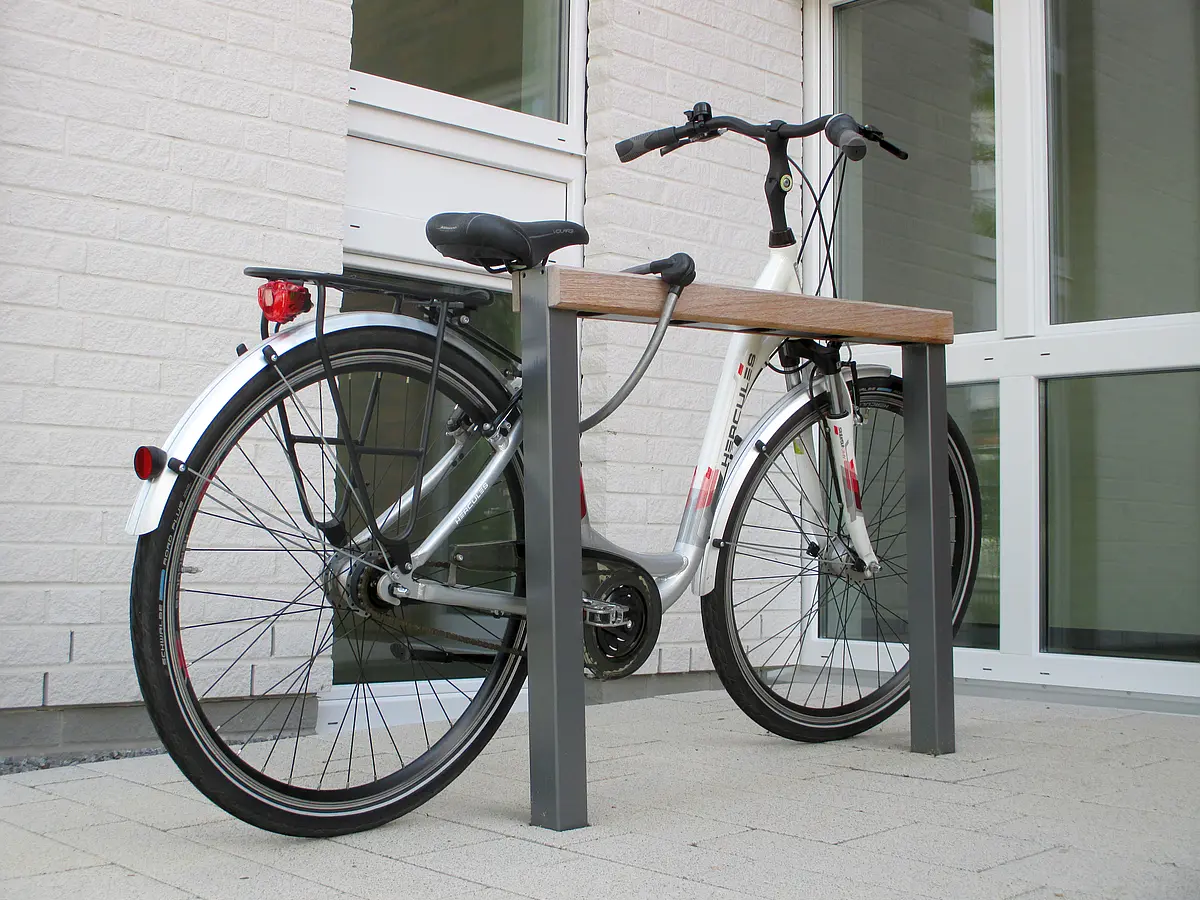 Mercedes-Stahl-Holz-Parker mit Holzfläche zum Anlehnen