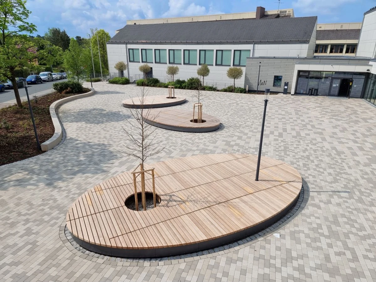 Große ovale Podeste auf einem Schulhof