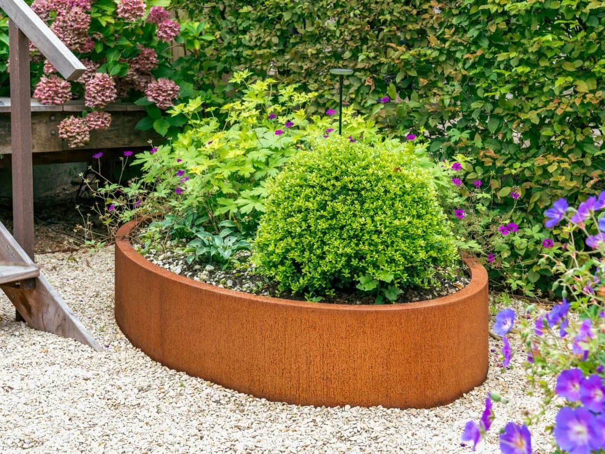 Mira PflanzBehälter groß und oval aus Cortenstahl oder Aluminium