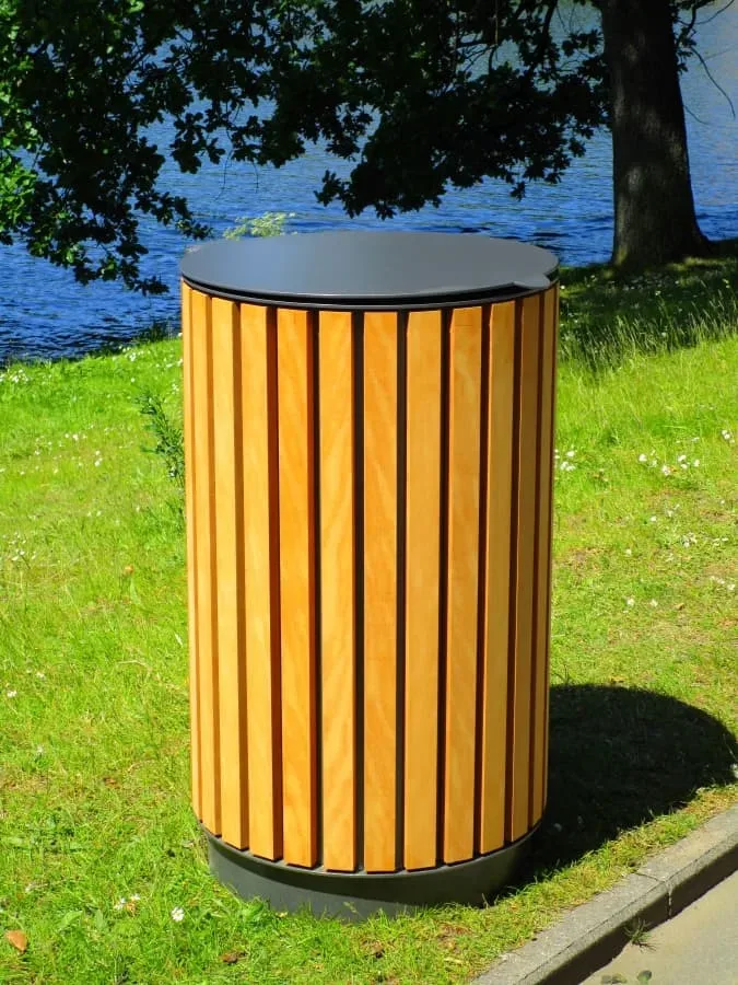 Runder Abfallbehälter mit umlaufender Holzverkleidung und Deckel