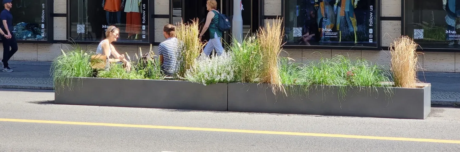 Parklets sind Sitzgelegenheiten auf ehemaligen Parkflächen