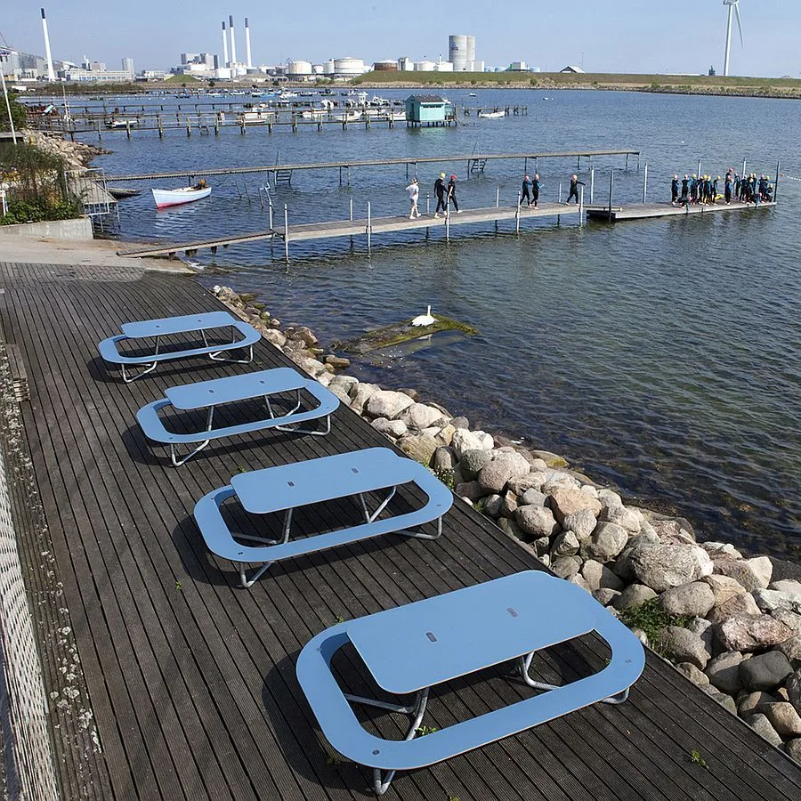 Moderne Tisch-Bank-Kombination für 12 Personen aus HPL in Blau, Sitzfläche umlaufend