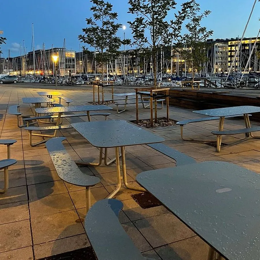 Tisch-Bank-Kombination in Blau an einem Yachthafen