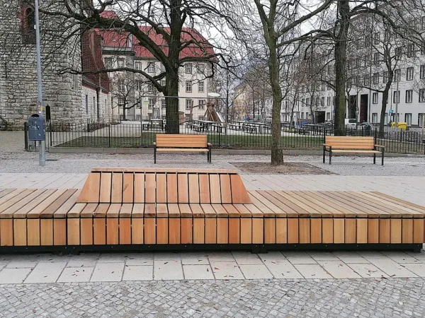 Sitzpodeste und Bänke aus Holz und Stahl mit Rückenlehne am Roedeliusplatz in Berlin