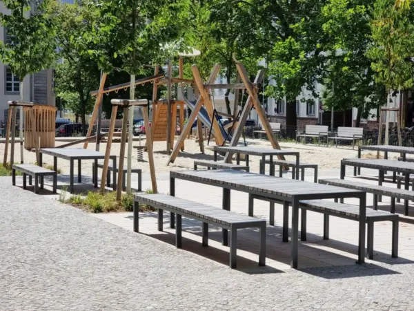 Spielplatz mit Sitzgelegenheiten am Roedeliusplatz in Berlin