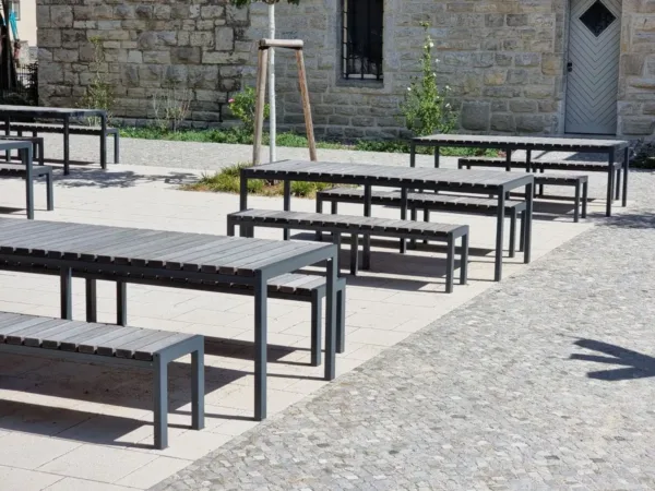 Stadtmobiliar in Holz und Anthrazit auf dem Roedeliusplatz in Berlin