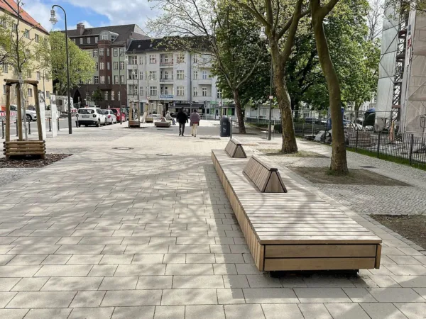 Sitzpodeste aus Holz mit Rückenlehne am Roedeliusplatz in Berlin