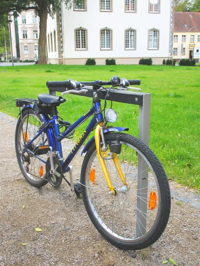 Tandem EPDM-Zweiradparker mit Anlehnschutz aus EPDM