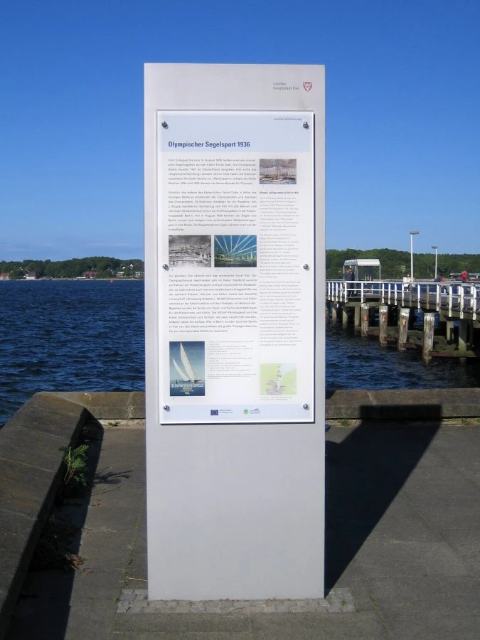 Vertical InfoStele mit Acrylglas-Fläche